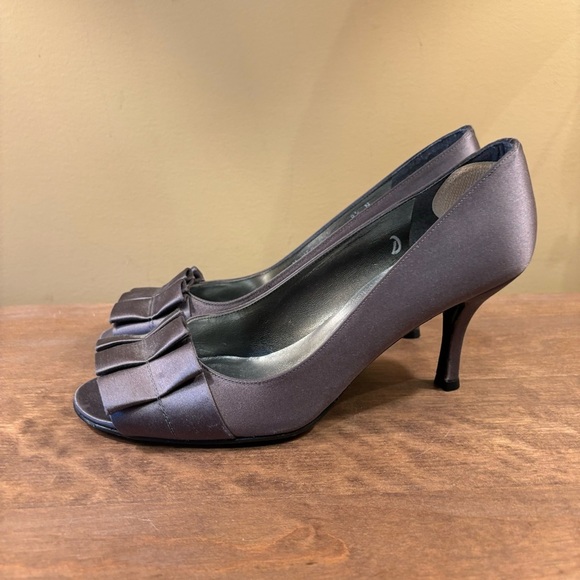 Stuart Weitzman Women's Black Peep Toe Heels - Picture 5 of 6